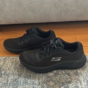 Sketchers Black Archfit Sneakers